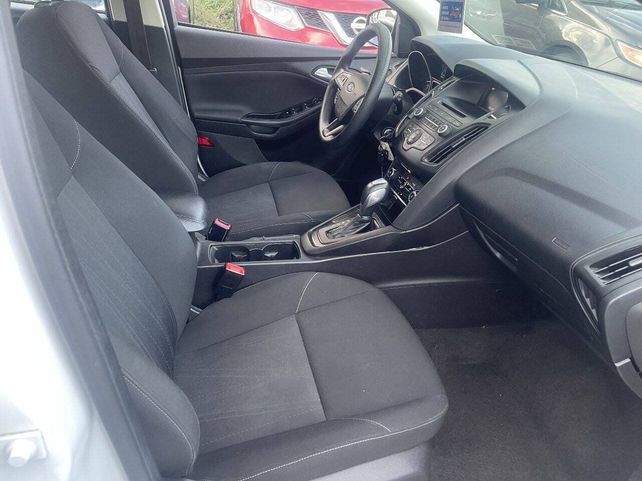 Used 2015 Ford Focus SE FWD image 21