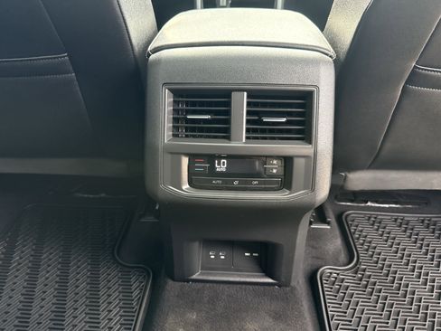Used 2023 Volkswagen Atlas SE w/ Panoramic Sunroof Package AWD/4WD image 9