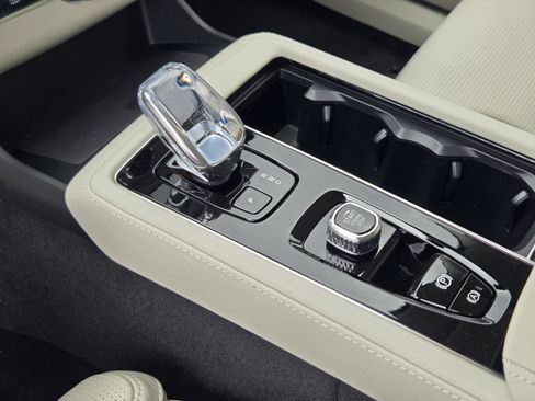 New 2026 Volvo XC90 T8 Ultra w/ Protection Package Premier AWD/4WD image 16
