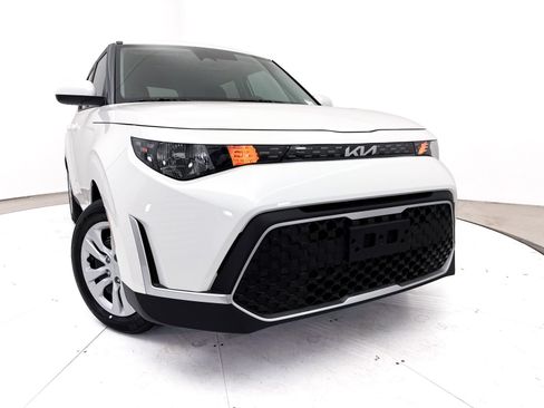 Used 2025 Kia Soul LX FWD image 5