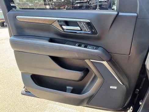 Used 2025 Chevrolet Tahoe High Country AWD/4WD image 11