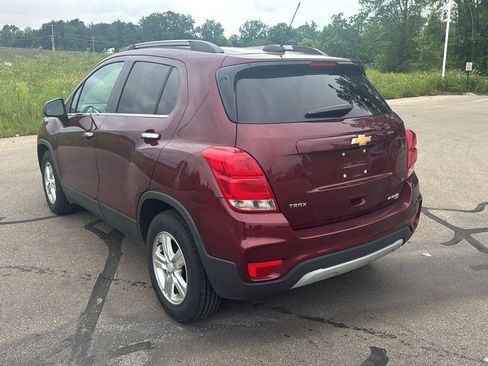 Used 2017 Chevrolet Trax LT w/ LT Convenience Package FWD image 3