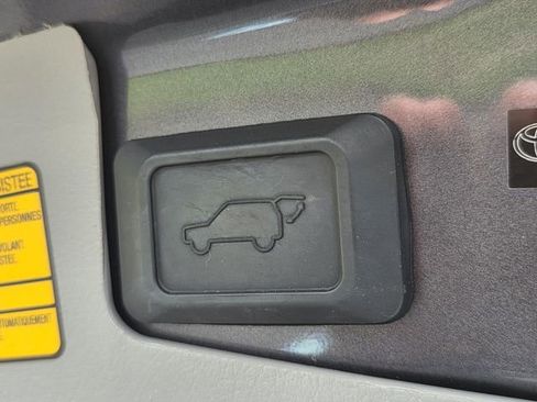 Used 2012 Toyota Highlander SE w/ Tow Pkg FWD image 15