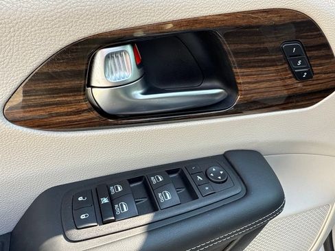 Used 2023 Chrysler Pacifica Limited AWD/4WD image 21