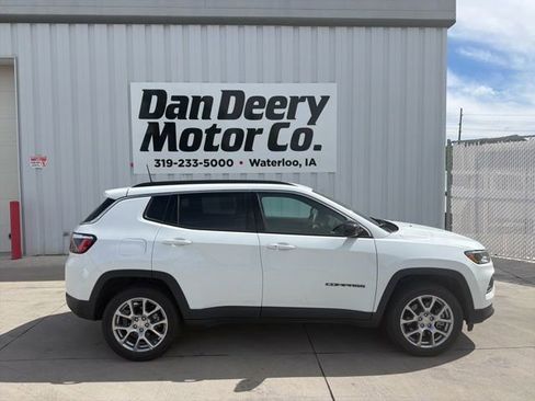 Used 2024 Jeep Compass Latitude AWD/4WD image 19