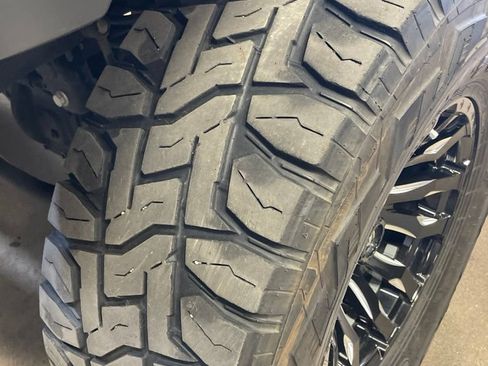 Used 2019 Jeep Wrangler Unlimited Sahara AWD/4WD image 3