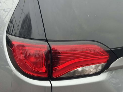 Used 2020 Chrysler Pacifica Touring-L image 9