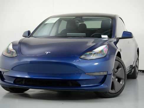 Used 2023 Tesla Model 3 Standard Range image 3