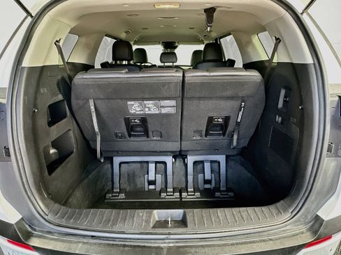 Used 2025 Kia Carnival FWD image 31