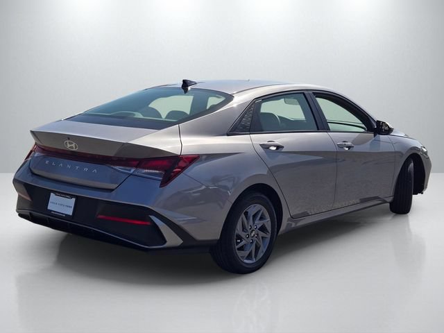 Used 2024 Hyundai Elantra SEL FWD image 4