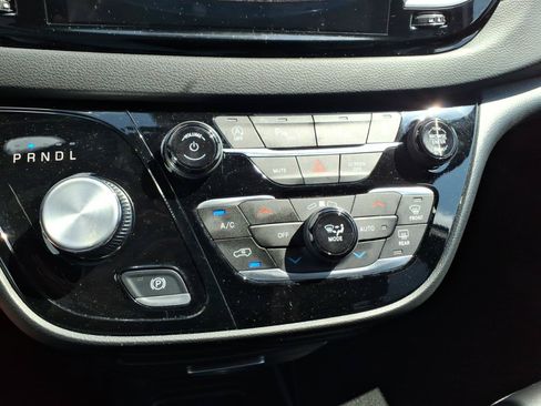 Used 2025 Chrysler Pacifica Select FWD image 11