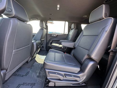 Used 2025 Chevrolet Suburban Premier image 35