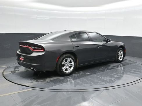 Used 2019 Dodge Charger SXT image 3