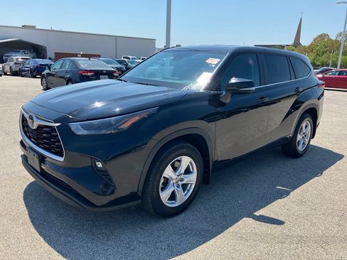 Used 2024 Toyota Highlander LE AWD/4WD image 1