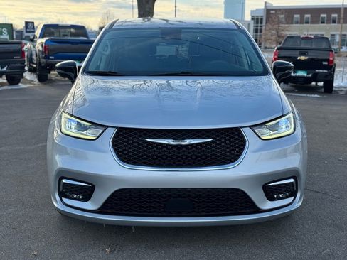 Used 2024 Chrysler Pacifica Touring-L FWD image 3