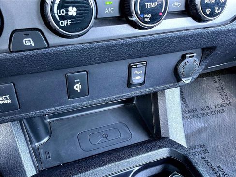 Used 2016 Toyota Tacoma TRD Sport image 31