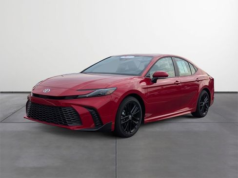 Used 2025 Toyota Camry SE image 2