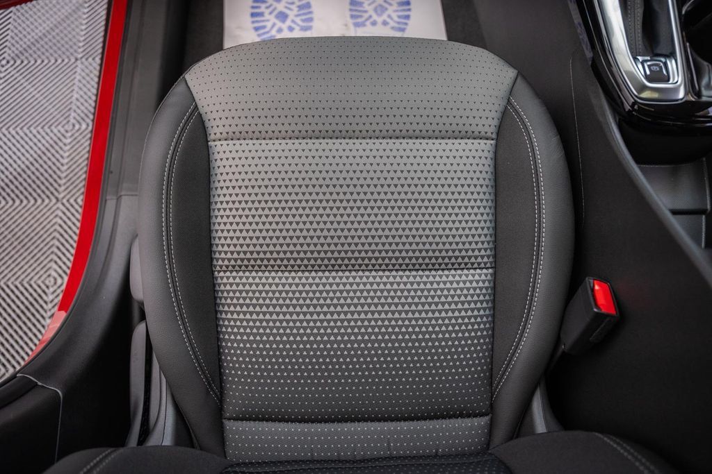 New 2026 Chevrolet Trax LT w/ Sunroof Package FWD image 28