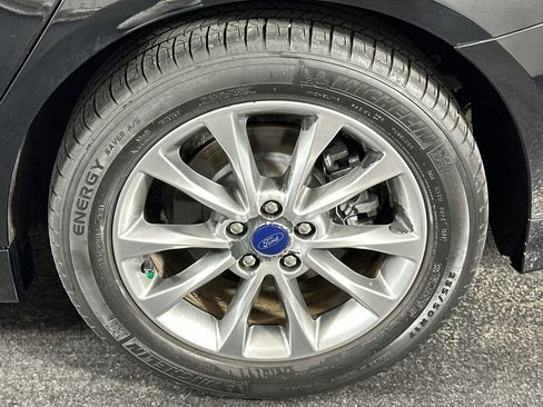 Used 2017 Ford Fusion SE w/ Fusion SE Technology Package image 14