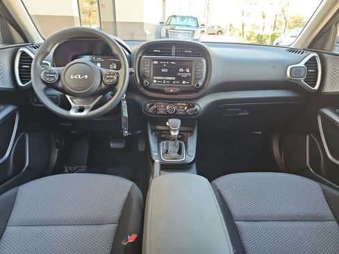Used 2025 Kia Soul LX w/ LX Technology Package FWD image 14