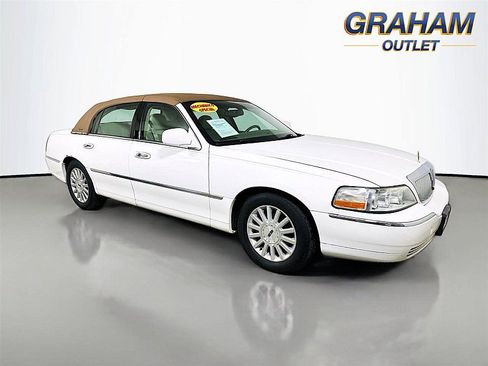 Used 2004 Lincoln Town Car Signature RWD image 1