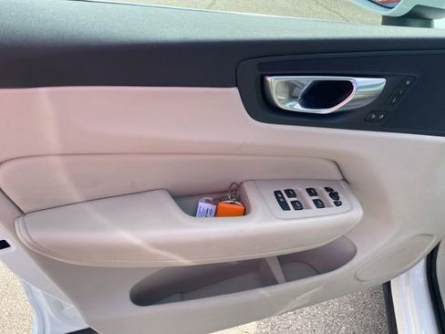 Used 2023 Volvo XC60 B5 Plus image 17