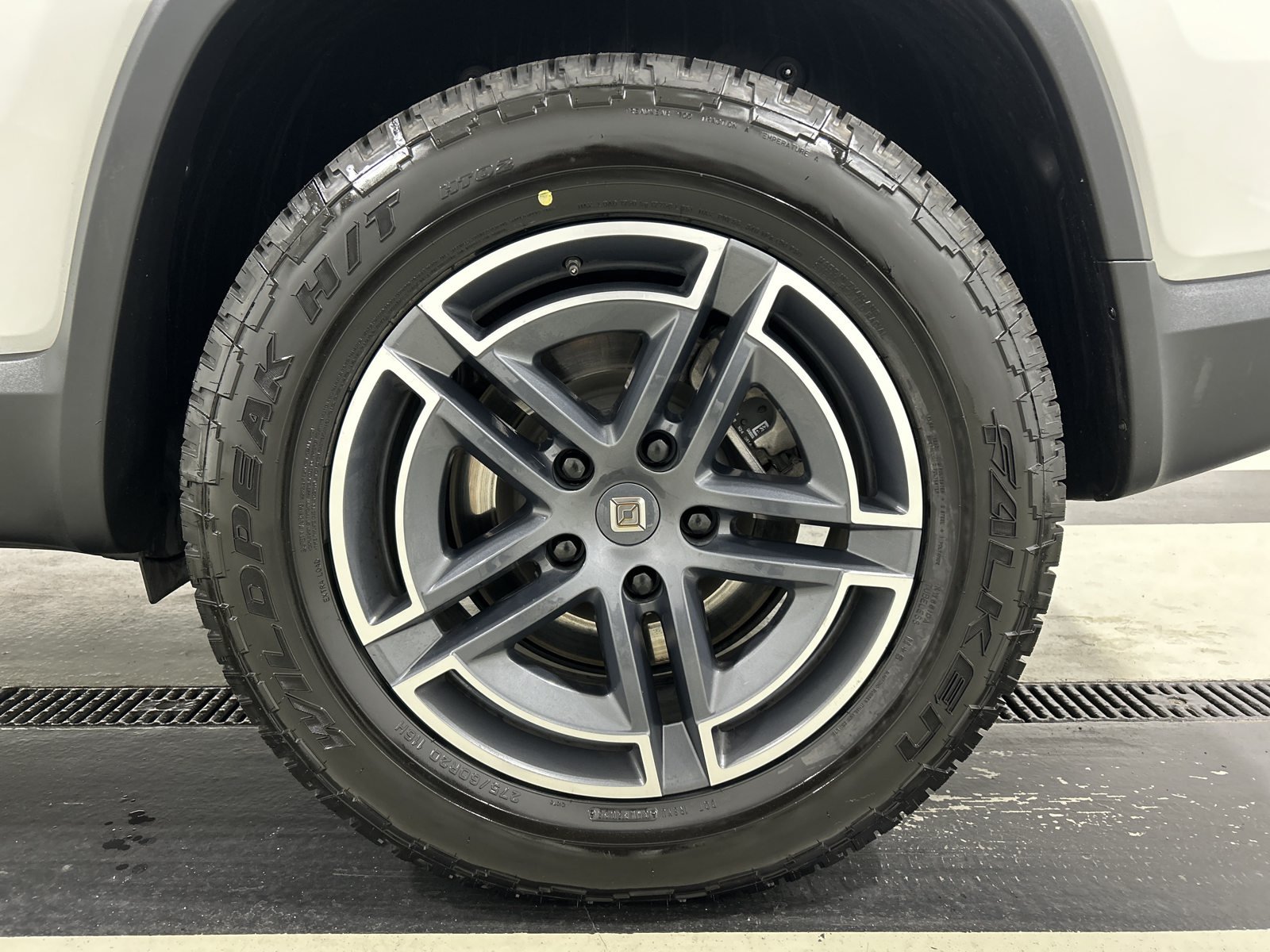 Used 2025 Rivian R1S Adventure Dual AWD/4WD image 10