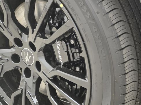 New 2025 Maserati Grecale Modena image 14