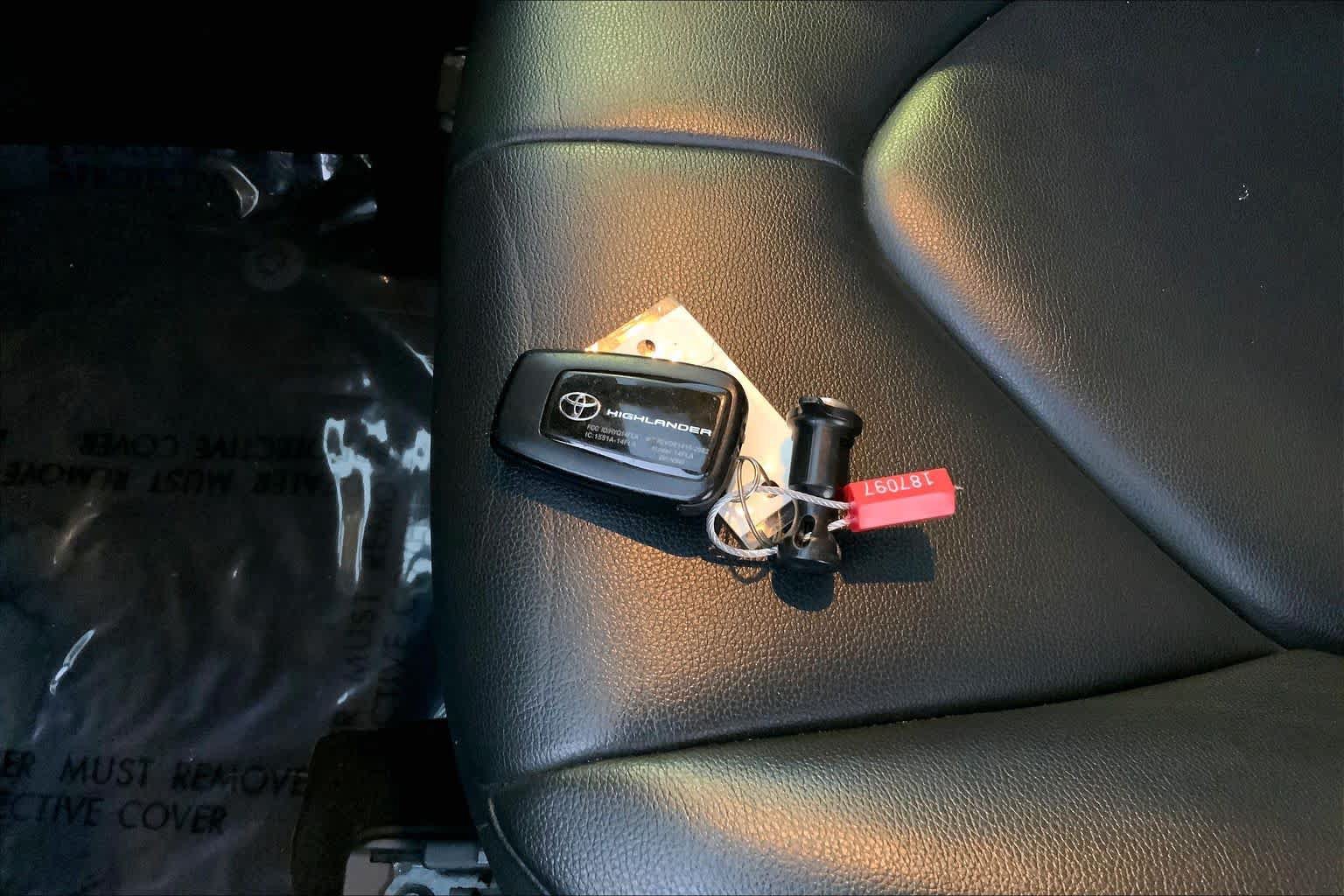 Used 2022 Toyota Highlander XLE FWD image 13