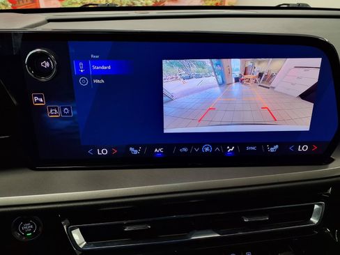 Used 2026 Chevrolet Traverse LT FWD image 23