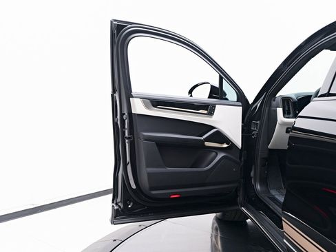 Used 2025 Porsche Cayenne GTS image 36