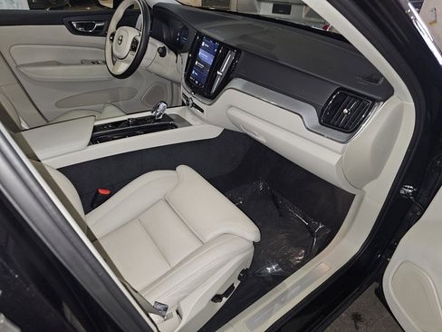 Certified 2024 Volvo XC60 T8 Ultimate w/ Protection Package Premier image 11