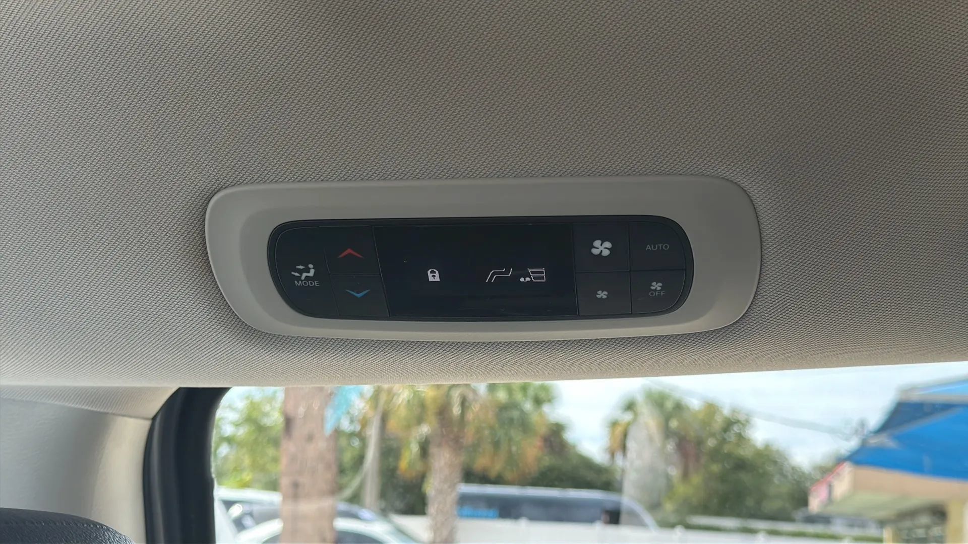 Used 2020 Chrysler Pacifica Touring-L FWD image 17