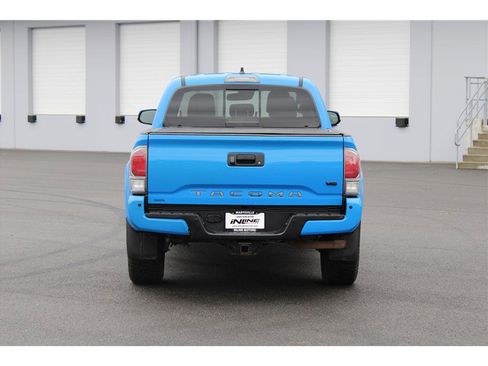 Used 2020 Toyota Tacoma TRD Sport w/ TRD Premium Sport Package image 3