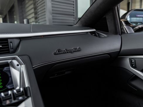 Used 2018 Lamborghini Aventador S image 38