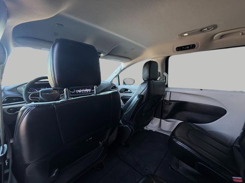 Used 2024 Chrysler Pacifica Touring-L image 30