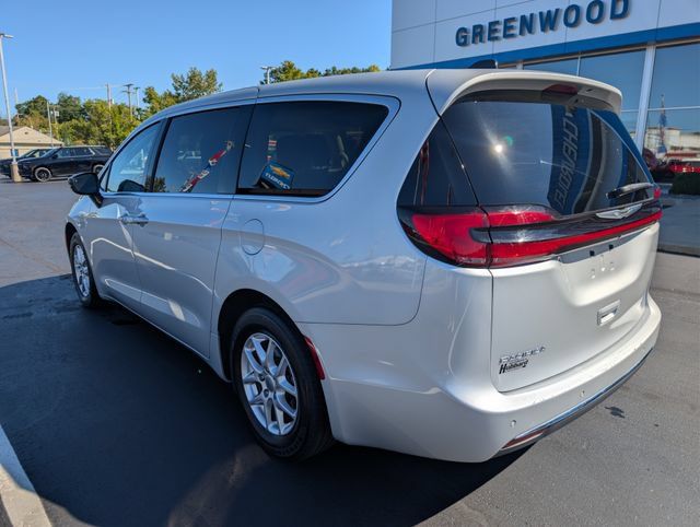 Used 2024 Chrysler Pacifica Touring-L FWD image 3