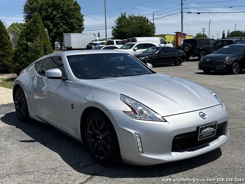 Used 2016 Nissan 370Z Coupe RWD image 3