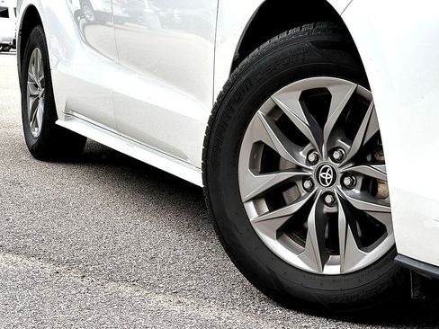 Used 2024 Toyota Sienna XLE FWD image 2