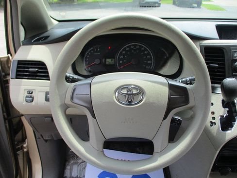 Used 2012 Toyota Sienna FWD image 11
