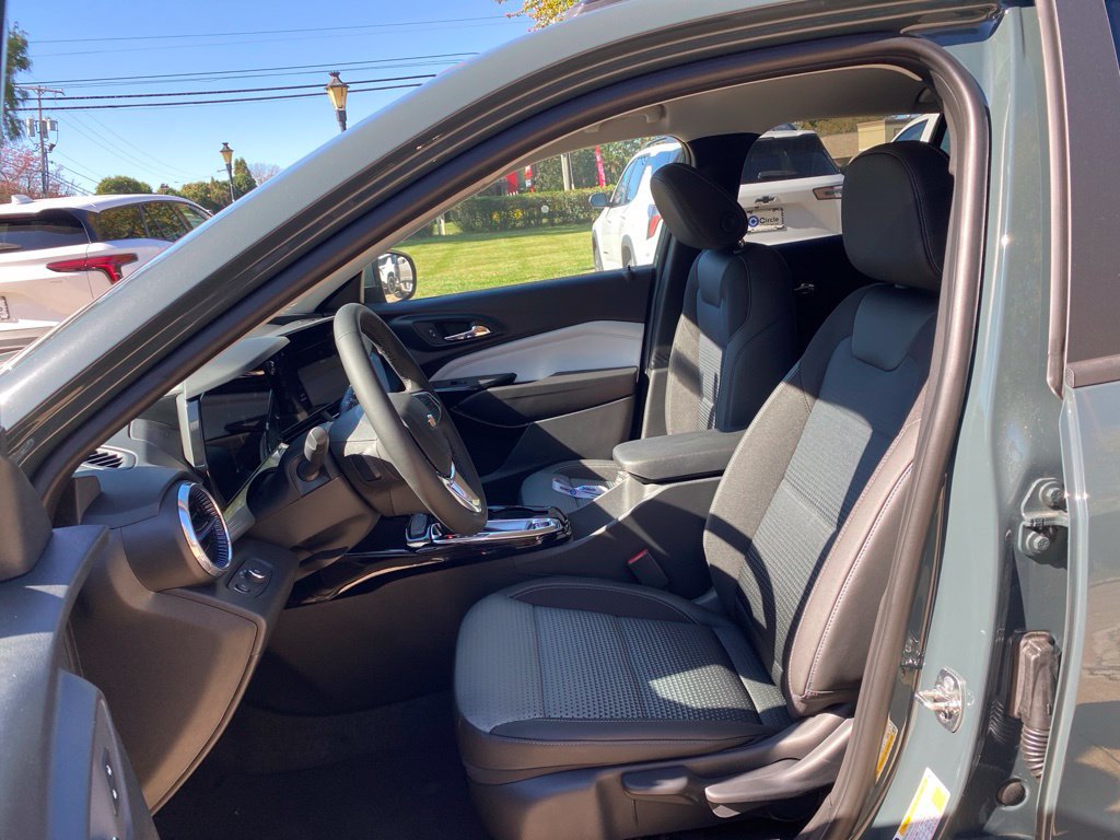 New 2026 Chevrolet Trax LT w/ LT Convenience Package FWD image 12