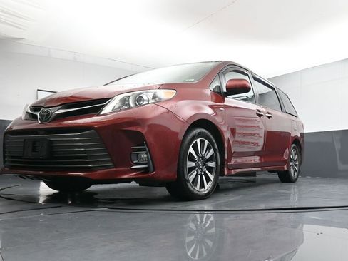 Used 2018 Toyota Sienna XLE image 20