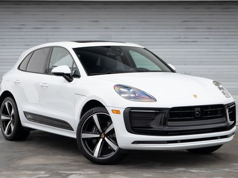 Certified 2025 Porsche Macan image 10