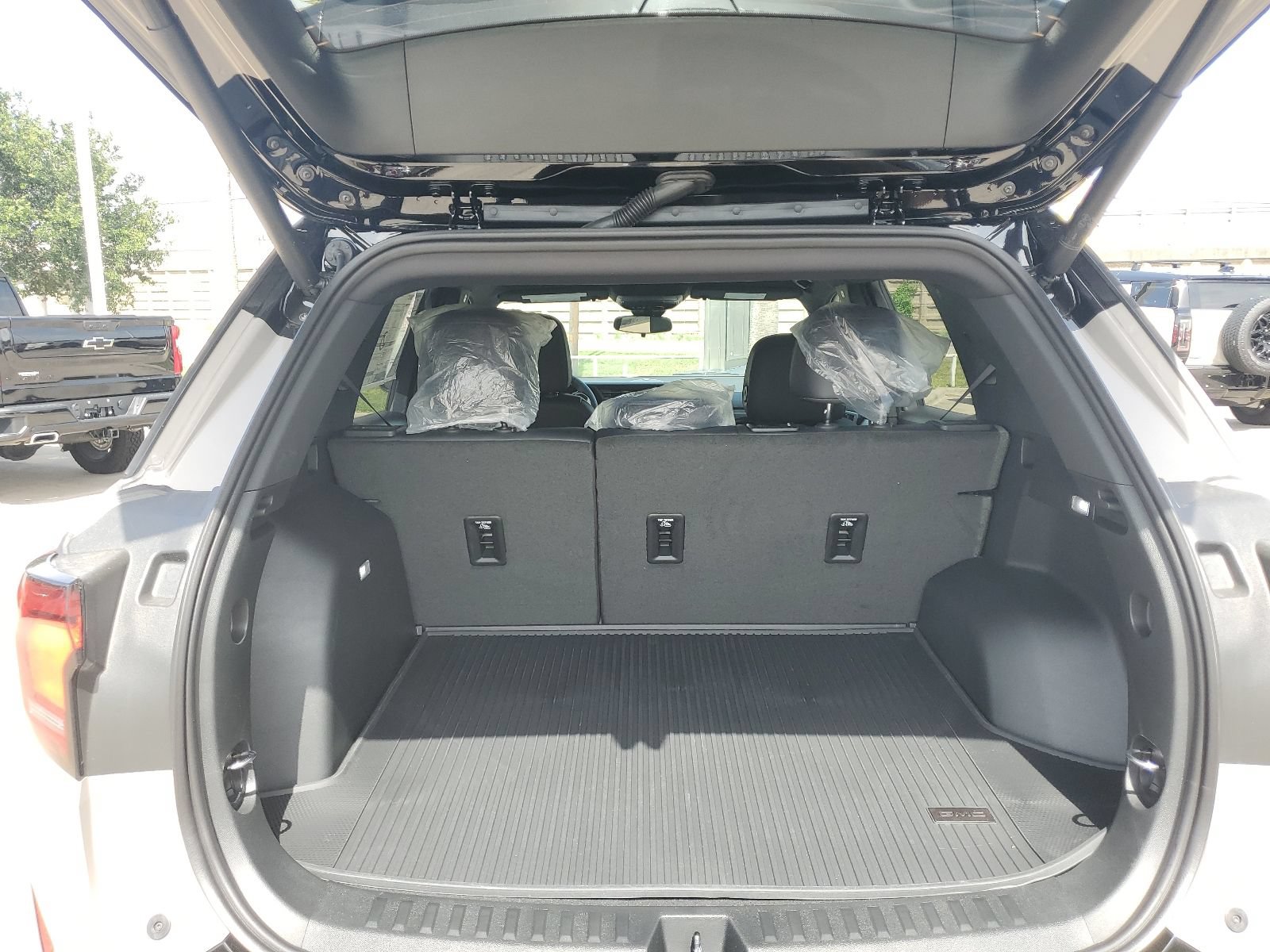New 2027 GMC Terrain AT4 w/ LPO, Floor Liner Package AWD/4WD image 13
