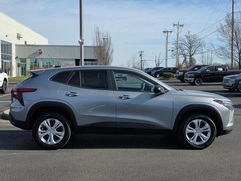 Used 2025 Chevrolet Trax LS image 4