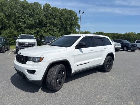 Used 2019 Jeep Grand Cherokee Laredo AWD/4WD image 3