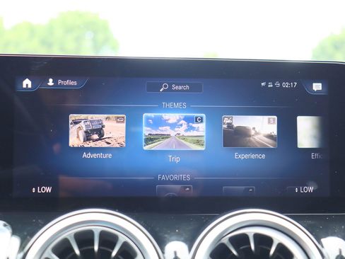 Used 2023 Mercedes-Benz GLB 250 4MATIC w/ Premium Package image 27