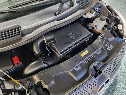 Used 2018 Mercedes-Benz Metris Passenger image 39