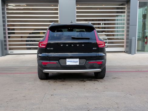 Used 2025 Volvo XC40 B5 Core image 8