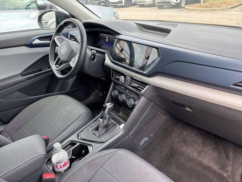 Used 2024 Volkswagen Taos SE w/ Panoramic Sunroof Package FWD image 6